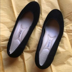 Black velvety (wide) dress shoe, supportive insert